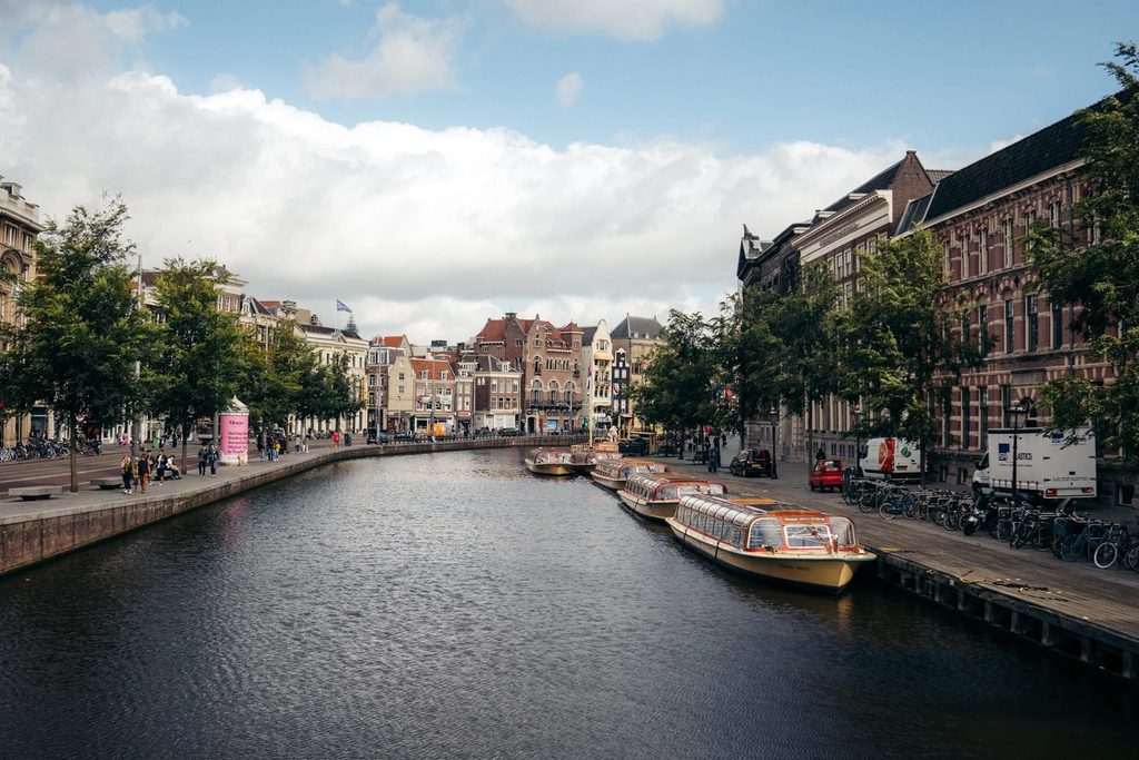 Amsterdam Freezes Hotel Growth as Sea Cruises Face 2035 Exit